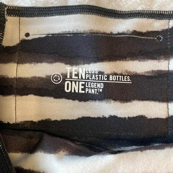 Nike Dri-Fit Zebra print leggings size small with pocket - Picture 3 of 7